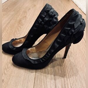 Badgley Mischka Tai ruffle pump - black